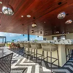 Luxury 1 Bedroom Condo With Rooftop Pool - Singular Joy Residences, Jojo